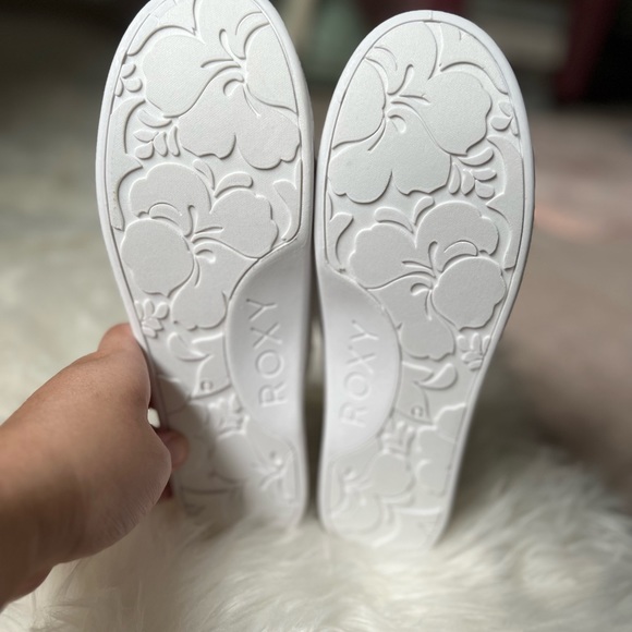 **SOLD** NEW ROXY LACE SLIP ONS SIZE 9.5 - Picture 7 of 7